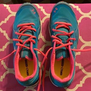 Like New womens Under Armour shoes size 8.5